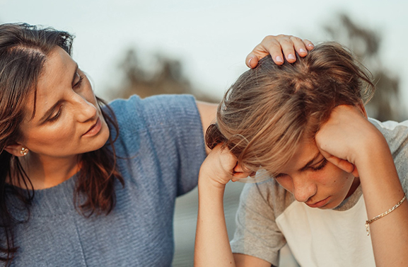 Steunouder helpt ouders bij het opvoeden van kinderen