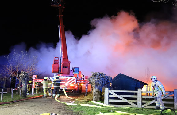 Brand verwoest monumentale boerderij in Ommeren