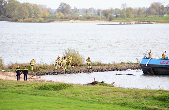 Tanker met lijnzaadolie lek geraakt bij botsing tegen krib op de Waal