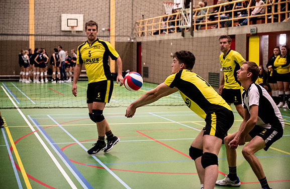 Volley Meerkerk wint van Volley Zuid in Rotterdam