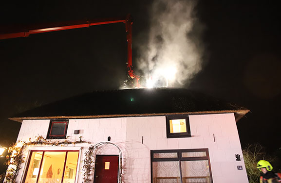 Rookschade in woning aan de Achterstraat in Neerijnen door schoorsteenbrand