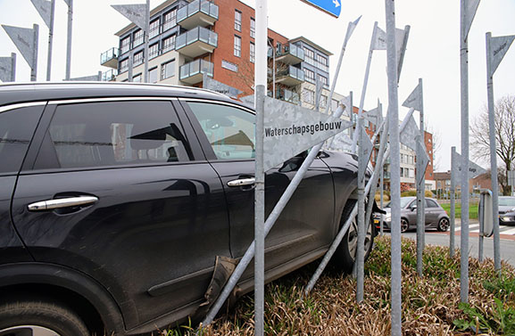 Auto belandt midden op rotonde Nieuwe Tielseweg in Tiel