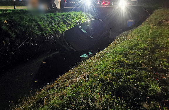 Auto belandt op zijkant in de sloot in Geldermalsen