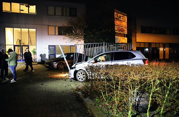 Veel schade bij botsing op kruising Energieweg - Handelstraat in Leerdam