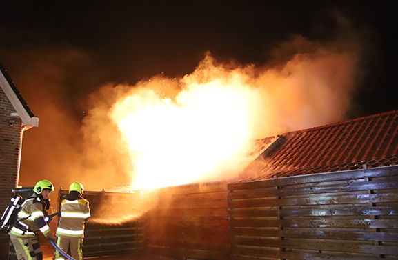 Kippen en konijnen gered bij schuurbrand achter woning in Maurik