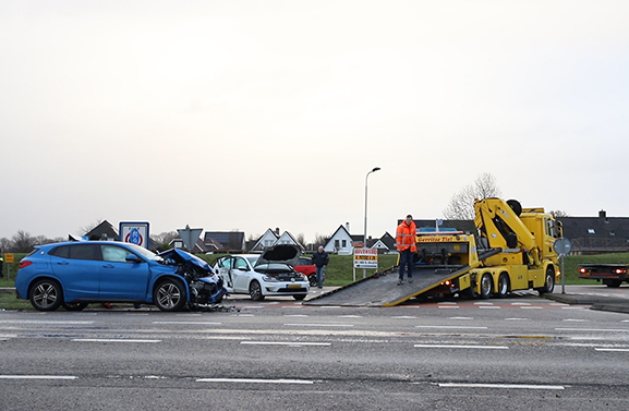 Ongeval met lesauto op de N320 bij Ingen, twee auto's total loss