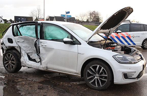 Ongeval met lesauto op de N320 bij Ingen, twee auto's total loss