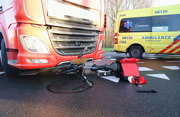 Fietser gewond na aanrijding met vrachtwagen in Geldermalsen