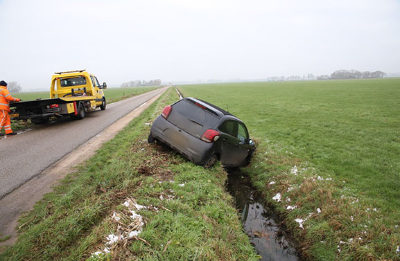 Auto in de sloot langs de Avezaathsesteeg in Zoelen