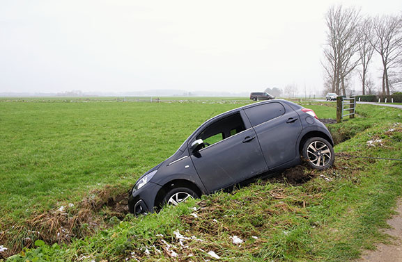 Auto in de sloot langs de Avezaathsesteeg in Zoelen