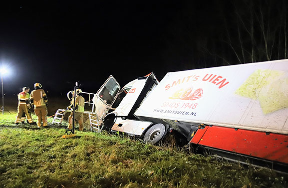 Vrachtwagen met uien in de sloot langs de A2 bij Culemborg