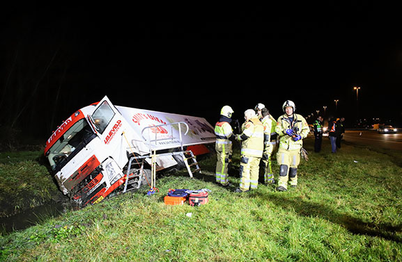 Vrachtwagen met uien in de sloot langs de A2 bij Culemborg