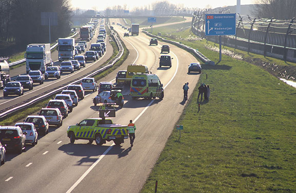 Flinke file op A15 door ongeval bij Kapel-Avezaath