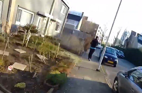 Bestuurder voertuig gaat er te voet vandoor bij politie controle