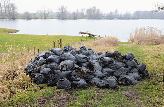 Brand op de Roodvoet in Maurik: gepoogd zakken potgrond in brand te steken