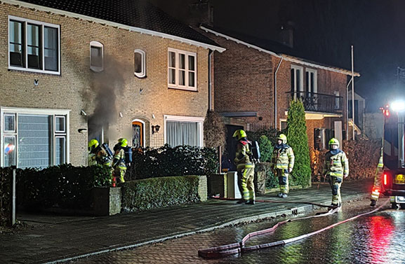 Rookschade aan woning in de Oranjelaan in Tiel door meterkastbrand