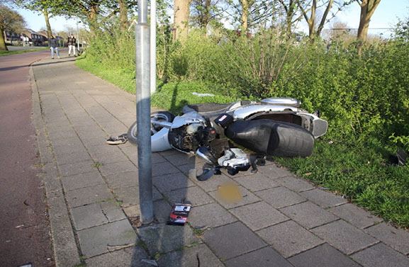 Bestuurder motorscooter vlucht na ongeval