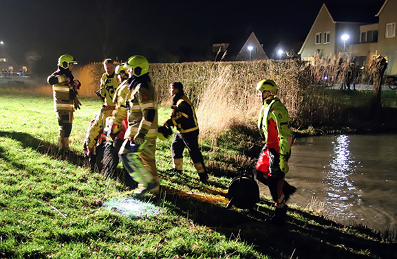 Zoekactie naar persoon te water in Maurik