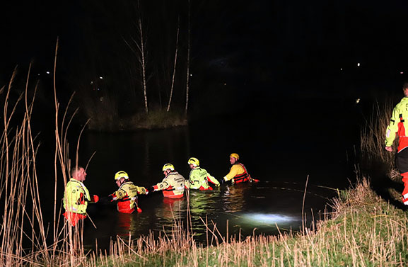 Zoekactie naar persoon te water in Maurik