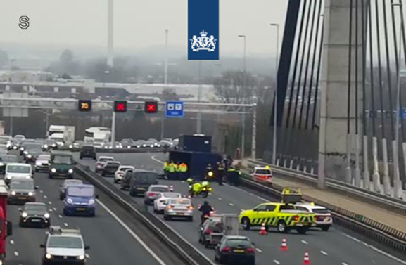 Gekantelde vrachtwagen zorgde voor veel verkeersoverlast A2