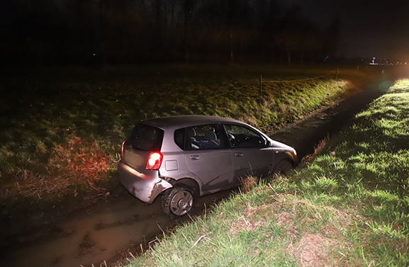 Auto in de sloot in Zoelen