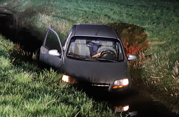 Auto in de sloot in Zoelen