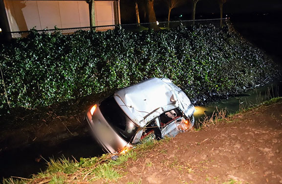 Auto slaat over de kop in Vuren en belandt in sloot