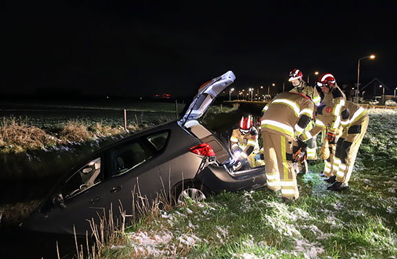 Bestuurder personenauto mist bocht en belandt in sloot in Tiel