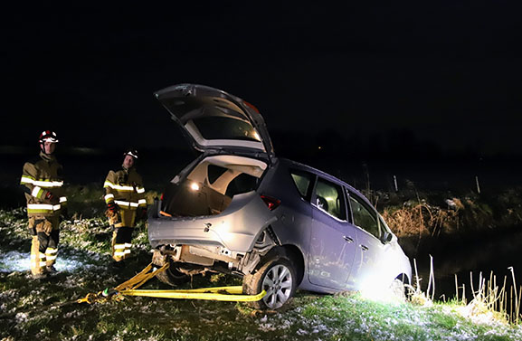 Bestuurder personenauto mist bocht en belandt in sloot in Tiel