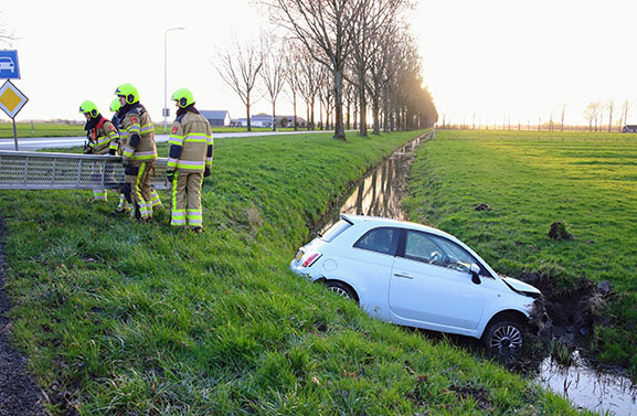 Auto belandt met neus in de sloot in Rijswijk