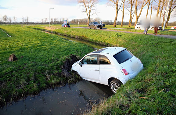 Auto belandt met neus in de sloot in Rijswijk