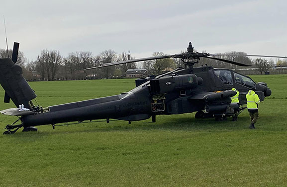 Apache landt wegens defect in weiland Kedichem