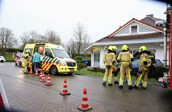 Auto belandt na aanrijding op ovonde in Culemborg tegen Chinees restaurant