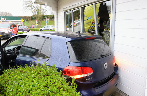 Auto belandt na aanrijding op ovonde in Culemborg tegen Chinees restaurant