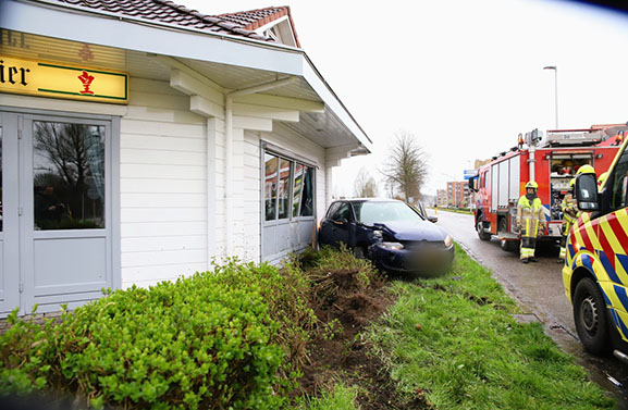 Auto belandt na aanrijding op ovonde in Culemborg tegen Chinees restaurant