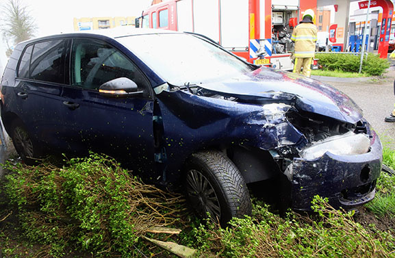Auto belandt na aanrijding op ovonde in Culemborg tegen Chinees restaurant