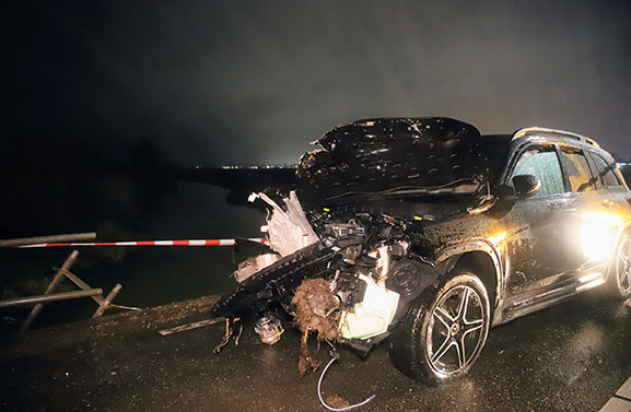 Macht over het stuur verloren: auto rijdt Dode Linge in