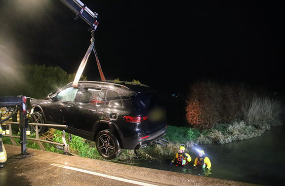 Macht over het stuur verloren: auto rijdt Dode Linge in