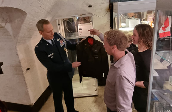 Uniform en vliegbril neergestorten piloot overgedragen aan museum in Vuren