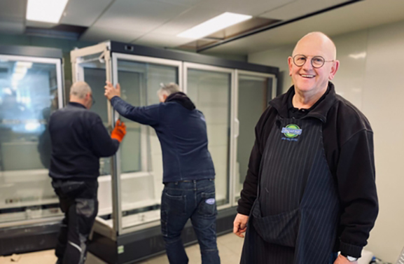 Dorp redt enige supermarkt met nieuwe vriezers én vrijwilligers