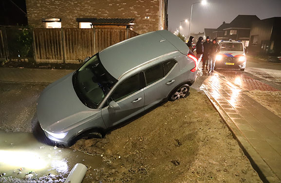 Auto vliegt uit de bocht op de Vijverlaan in Tiel