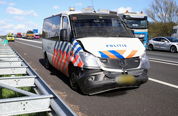 Schade aan ME-bussen bij kop-staart botsing A15 bij Wadenoijen