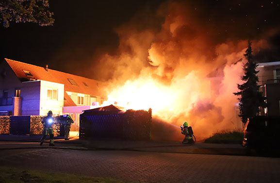 Drie schuurtjes gaan in vlammen op aan de Duifkruid in Tiel