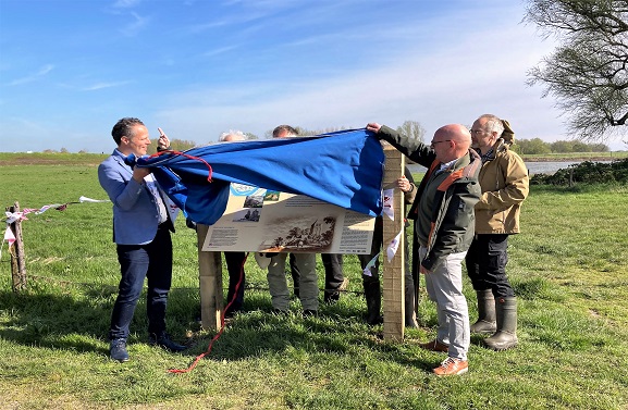 Het Dikke Torenpad, het 144ste Klompenpad geopend in Varik