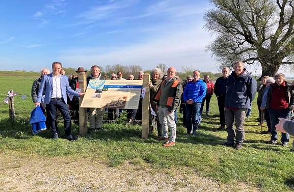 Het Dikke Torenpad, het 144ste Klompenpad geopend in Varik