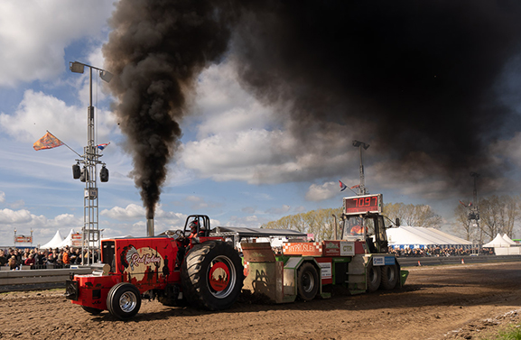 Herwijnen decor van bulderende trekkers bij tractorpulling-wedstrijd