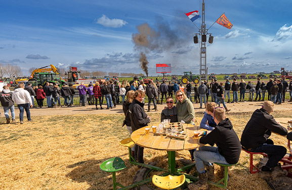 Herwijnen decor van bulderende trekkers bij tractorpulling-wedstrijd