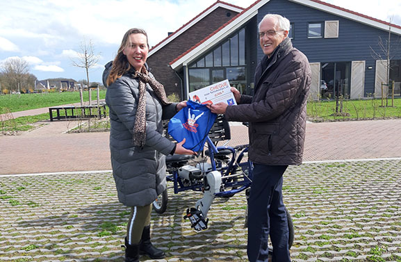 Cheque van organisatie Arno Wallaard Memorial voor Fietsmaatjes VHL