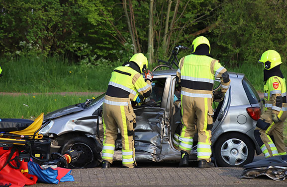 Brandweer bevrijdt beknelde vrouw uit auto na botsing in Tiel