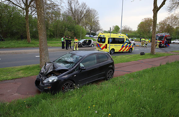 Brandweer bevrijdt beknelde vrouw uit auto na botsing in Tiel